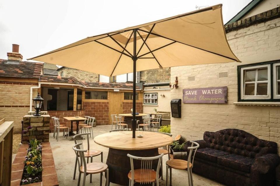 The Carpenter'S Arms Hotel Cambridge  Esterno foto